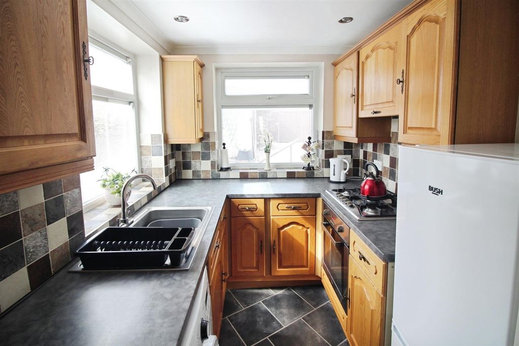 Property photo 3 of 14 Kitchen