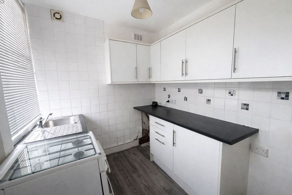 Property photo 3 of 10 Kitchen