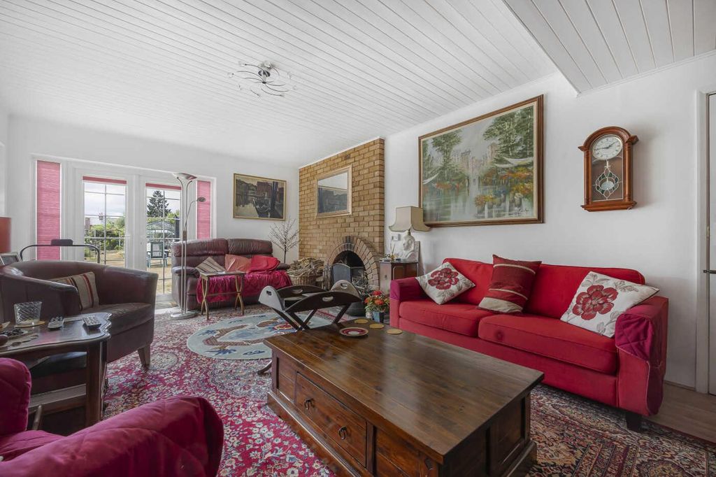 Property photo 2 of 26 Sitting Room