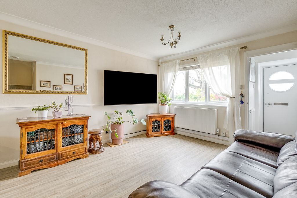 Property photo 2 of 18 4934801