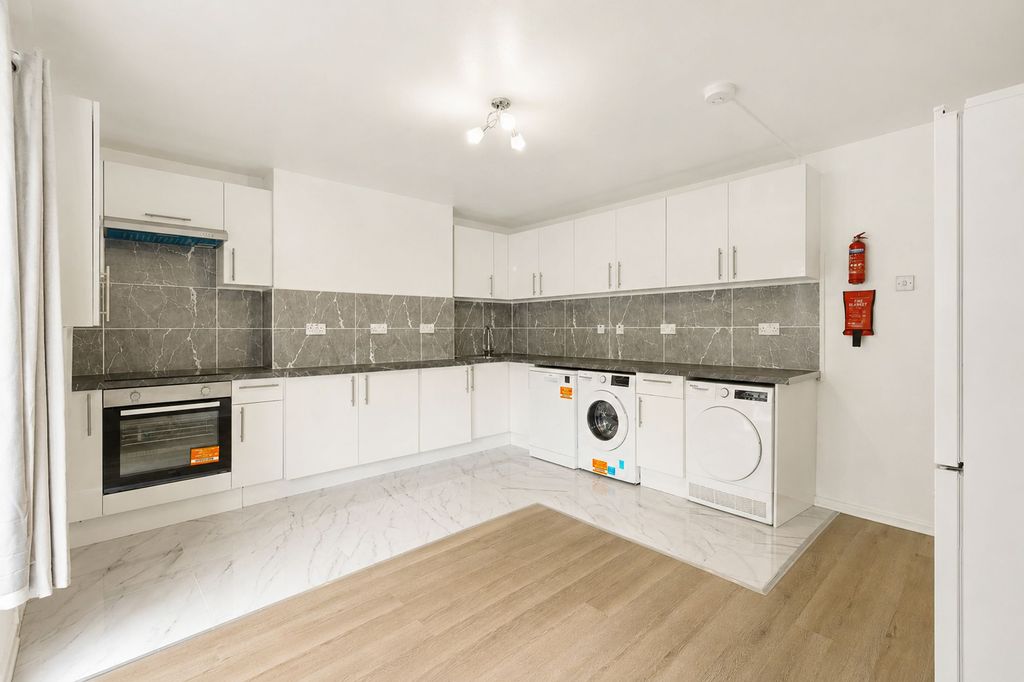 Property photo 3 of 10 Kitchen