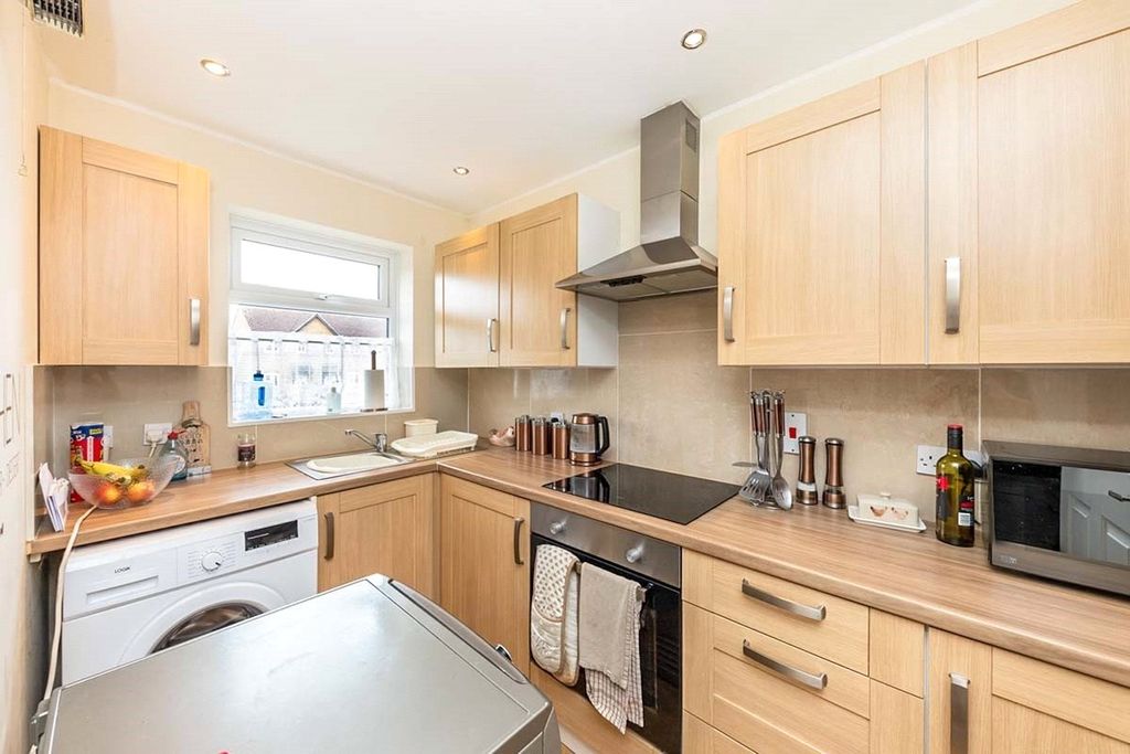 Property photo 3 of 8 Kitchen