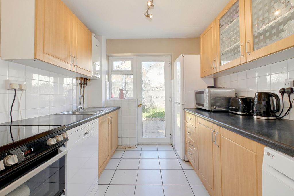 Property photo 3 of 27