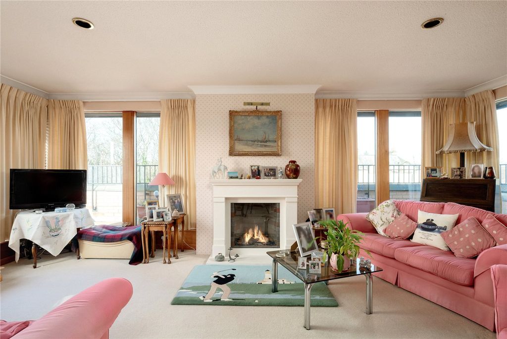 Property photo 3 of 21 Sitting Room