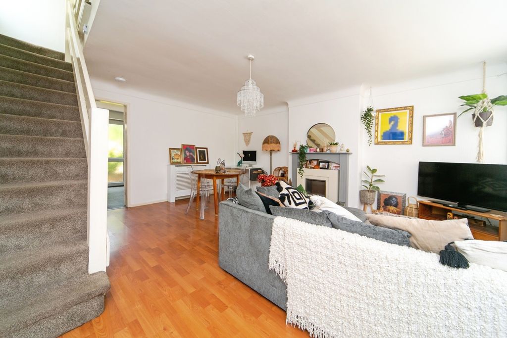 Property photo 3 of 17 Lounge