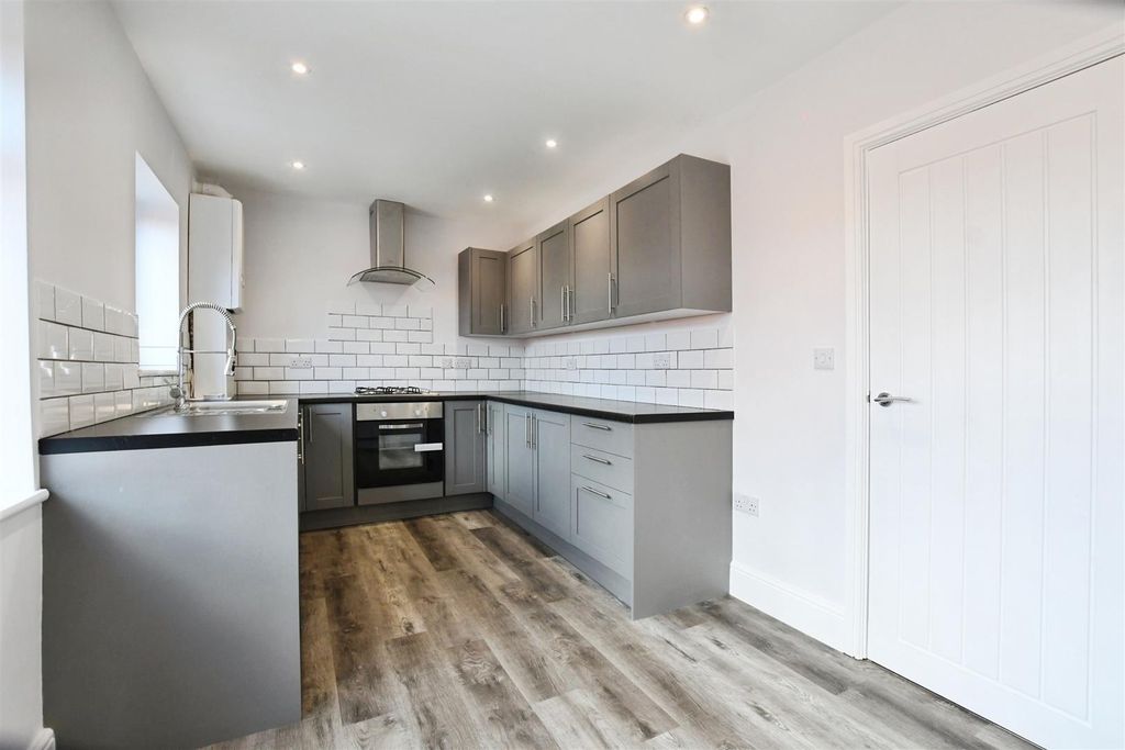 Property photo 2 of 14 Fitted Kitchen