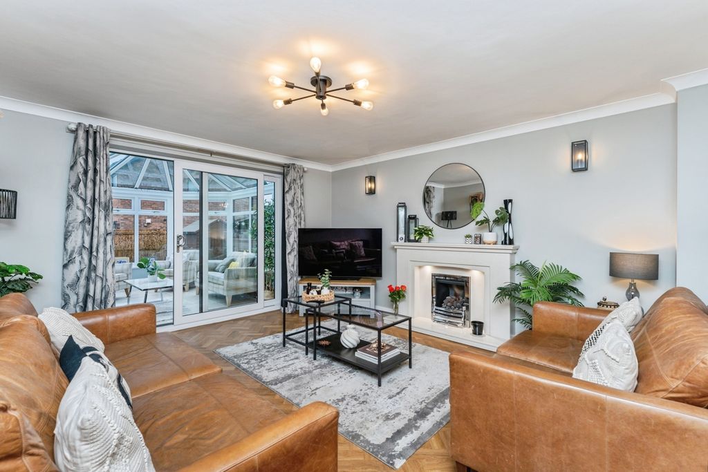 Property photo 2 of 23 Lounge