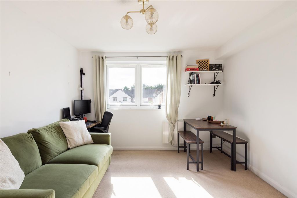 Property photo 3 of 13 Lime Court, E11