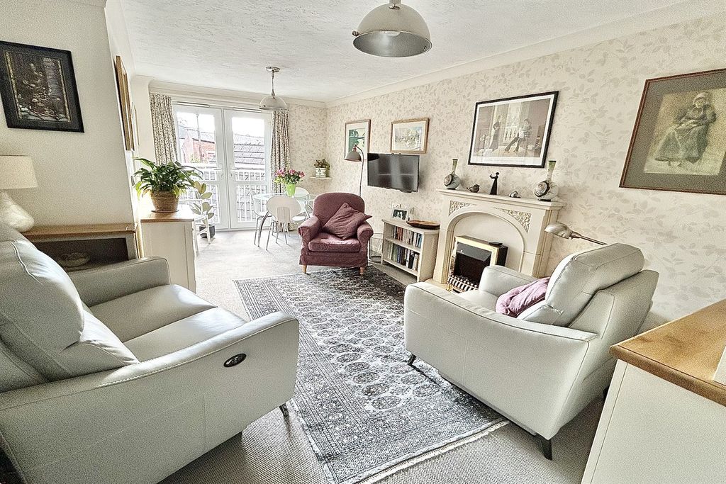 Property photo 3 of 11 Living Room