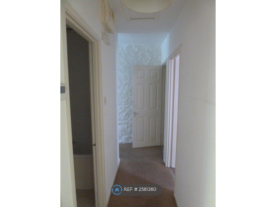 Property photo 3 of 8 Hallway