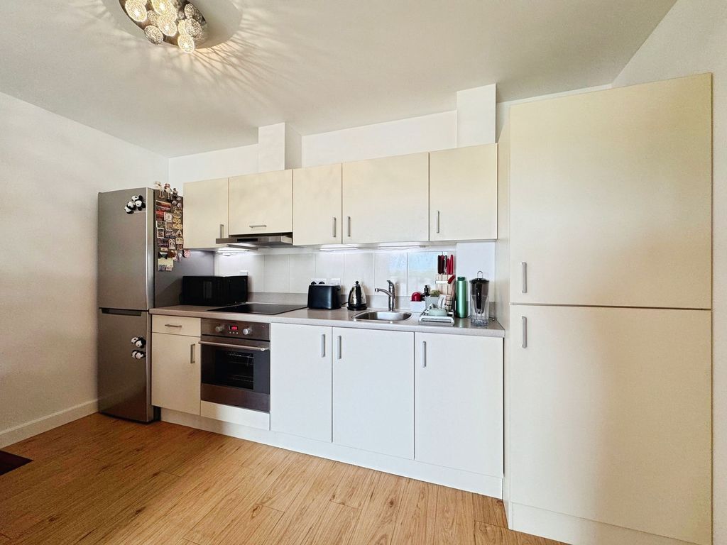 Property photo 2 of 10 Kitchen