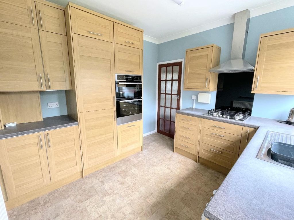 Property photo 3 of 11 Kitchen