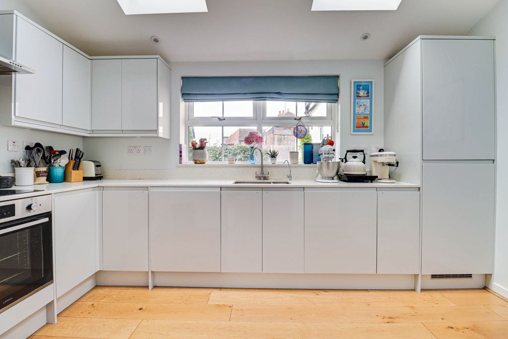 Property photo 3 of 10 Kitchen