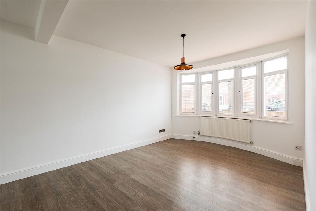 Property photo 3 of 27 New Road, E4