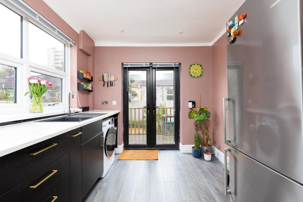 Property photo 3 of 25 221 Avonvale Road-30.Jpg
