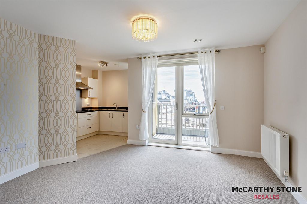 Property photo 3 of 9 8612401-Interior03-800.Jpg