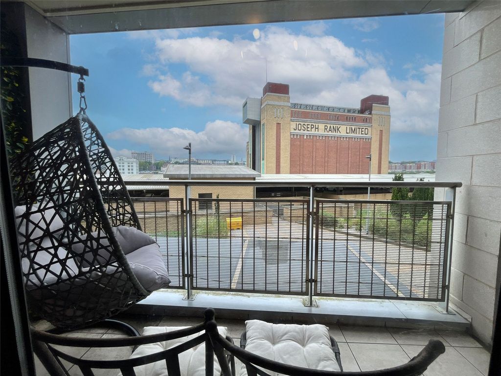 Property photo 3 of 11 Balcony