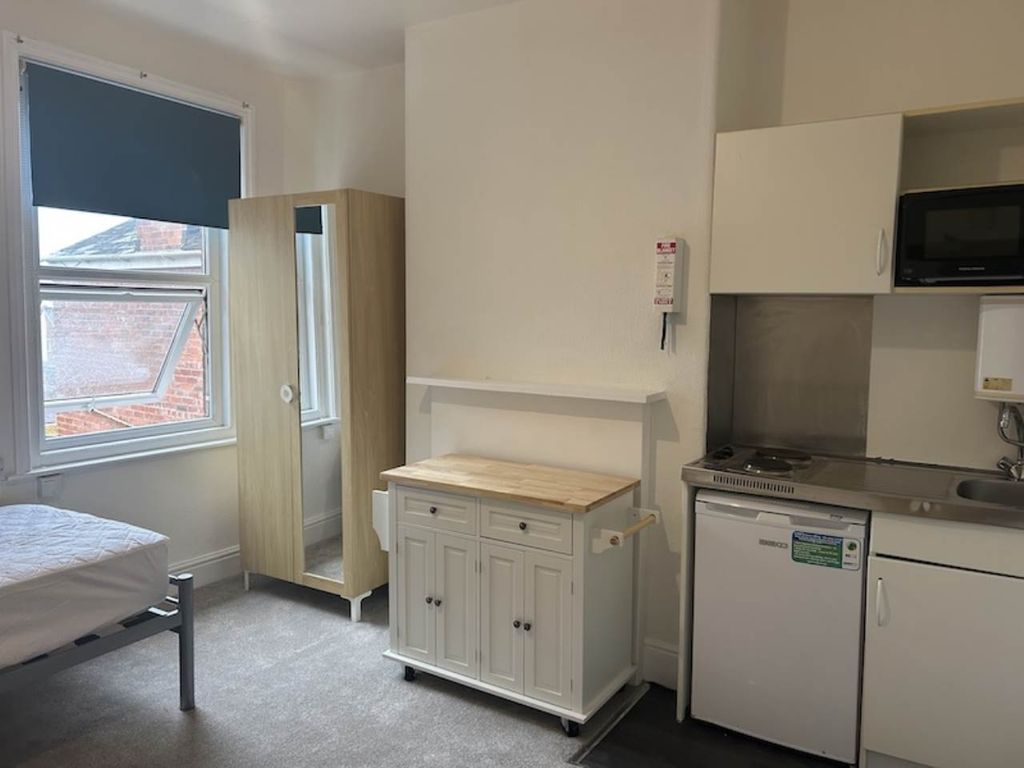 Property photo 2 of 4 Bedsit