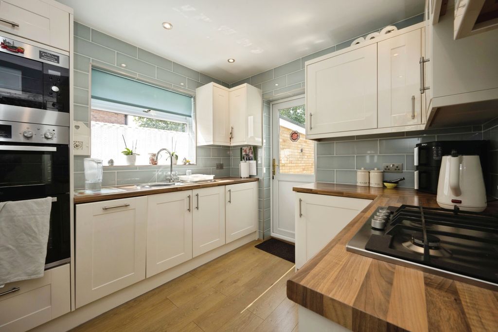 Property photo 3 of 17 Kitchen