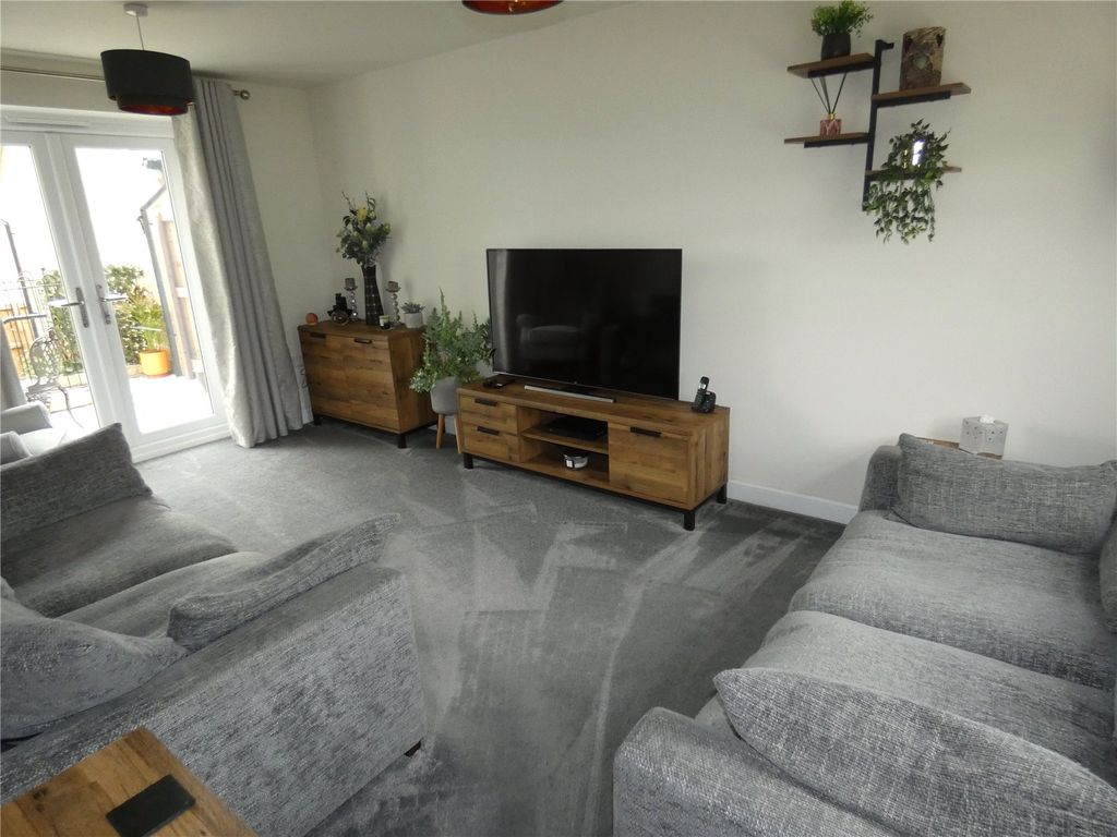 Property photo 3 of 19 Lounge