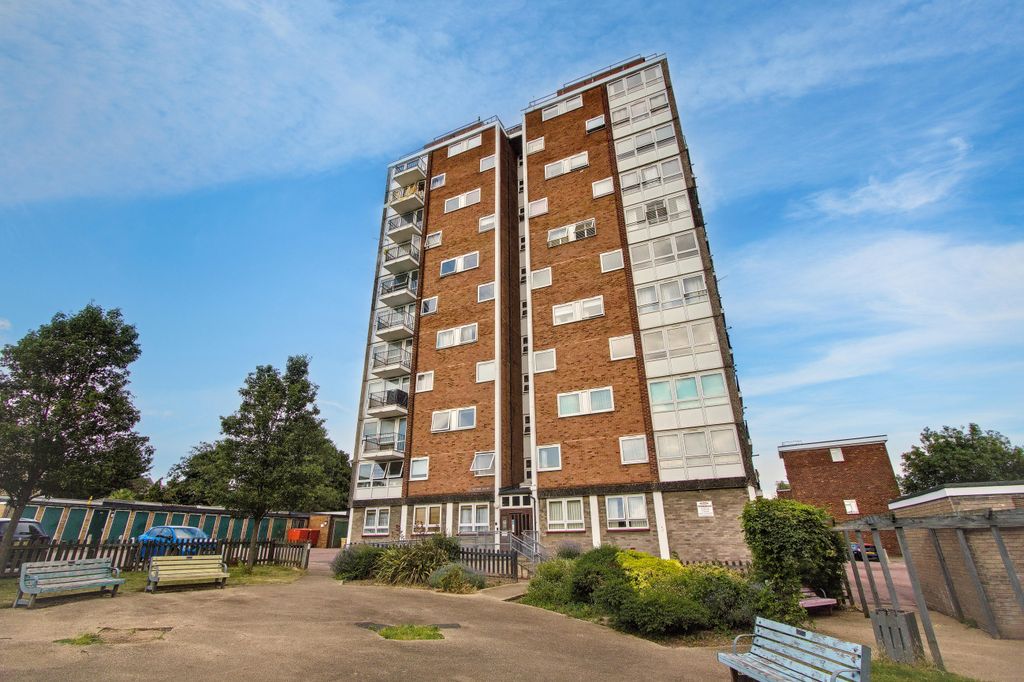 Property photo 1 of 12 15 Victor Court, Hornchurch, Rm12 4Xf