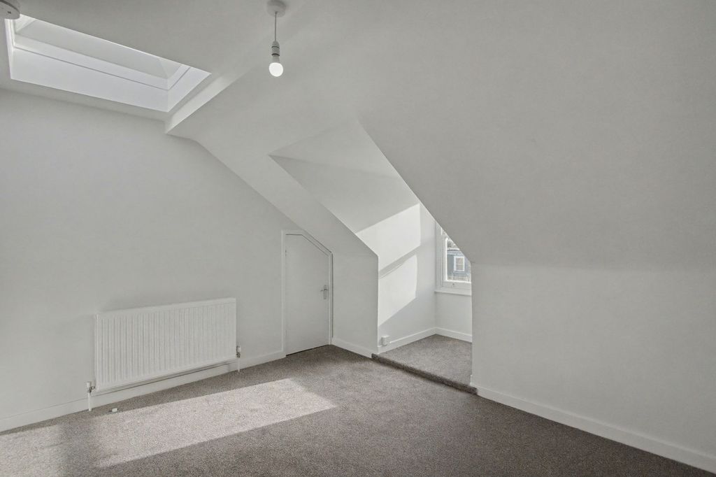 Property photo 3 of 8 Flat E, 83 Shirland Road, London W9 2El