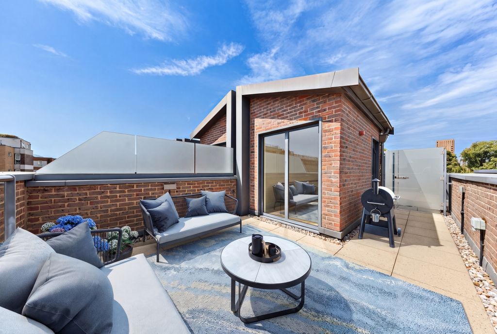 Property photo 1 of 13 Bromyard Avenue