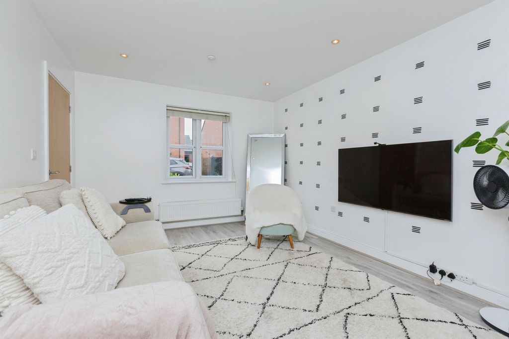 Property photo 2 of 17 Lounge