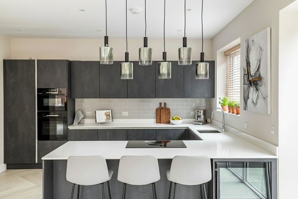 Property photo 3 of 32 House. Partnership