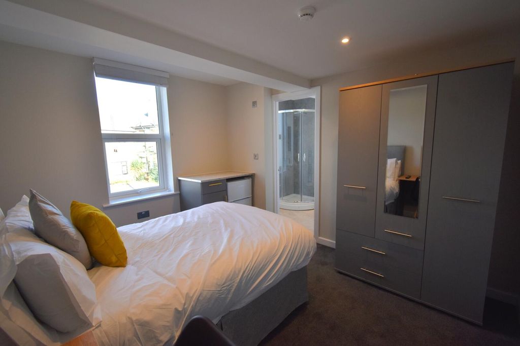 Property photo 1 of 8 Bedroom