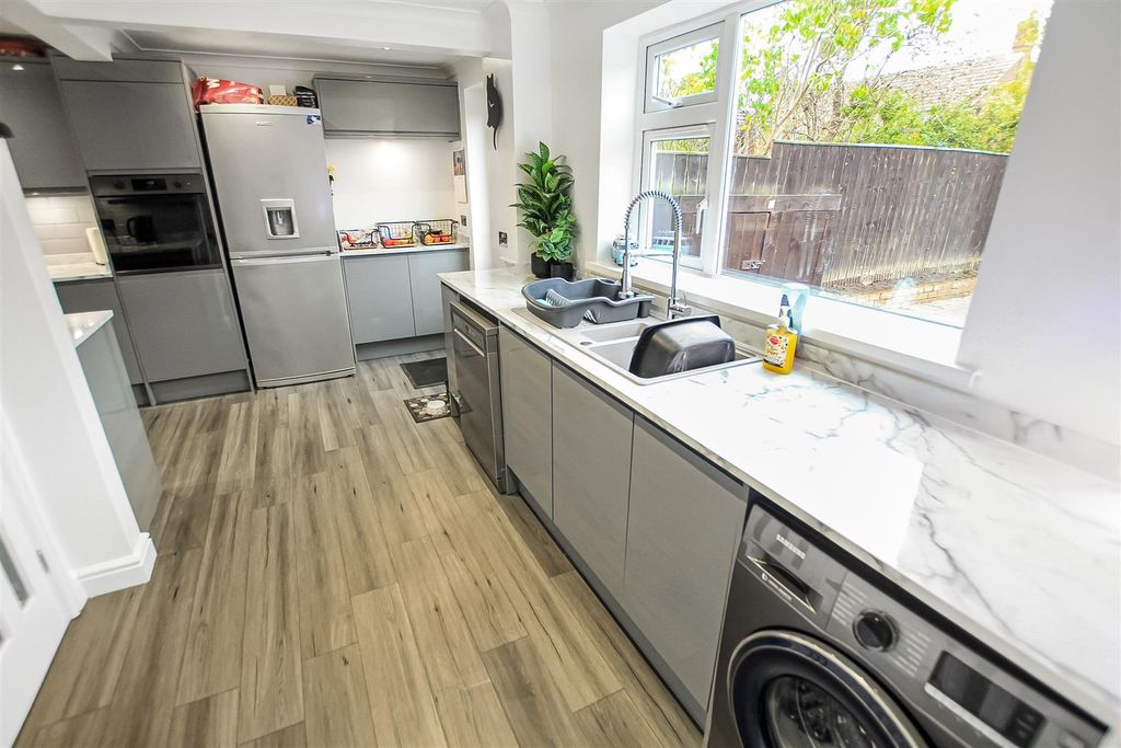 Property photo 2 of 15 Kitchen (2).Jpg