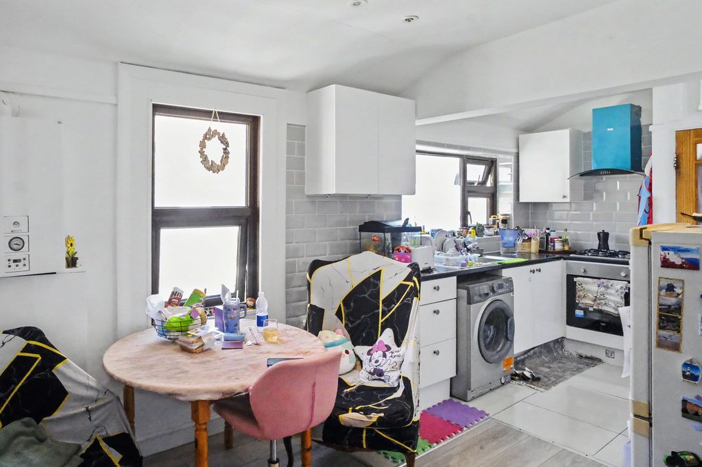 Property photo 3 of 15 62 Oaklands Road, Hanwell, London, W7 2Du
