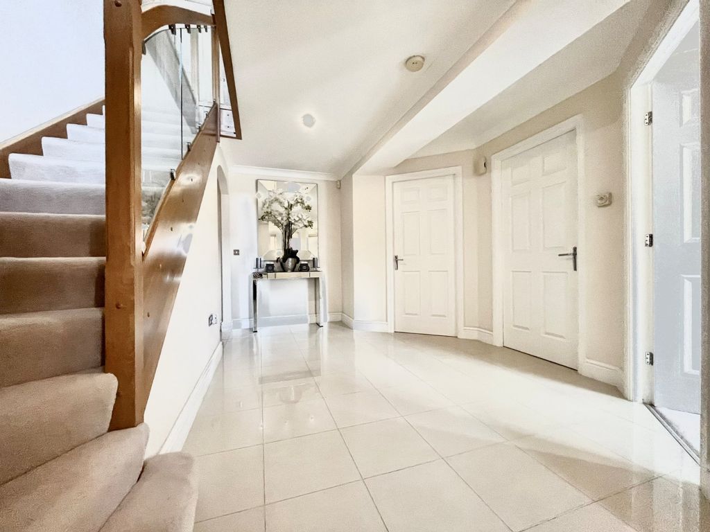 Property photo 2 of 28 Picture No. 12