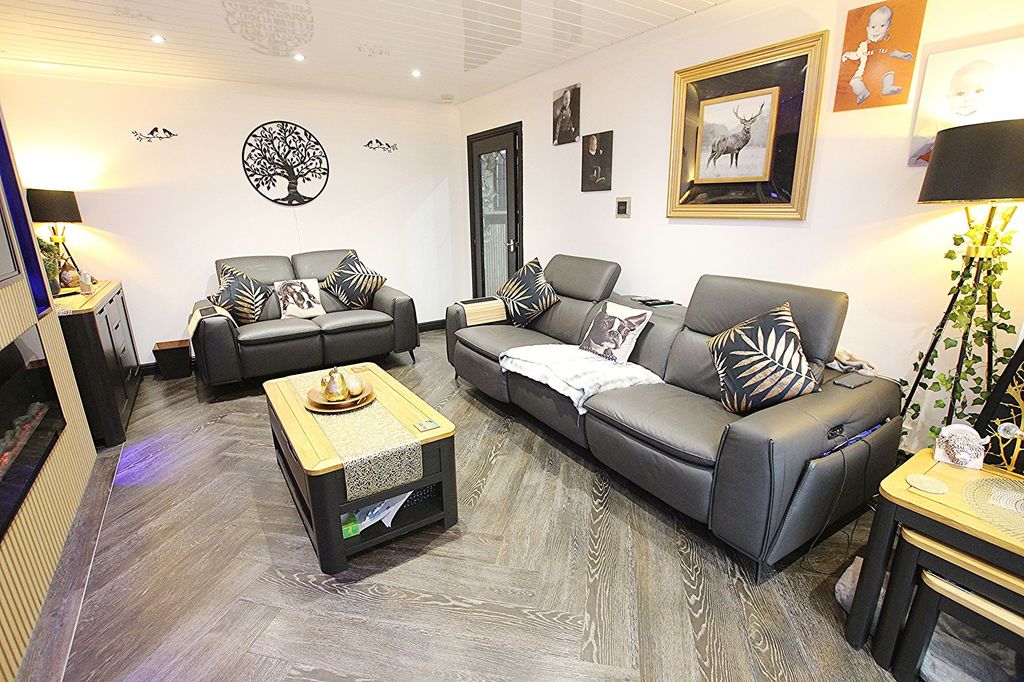Property photo 3 of 13 Lounge