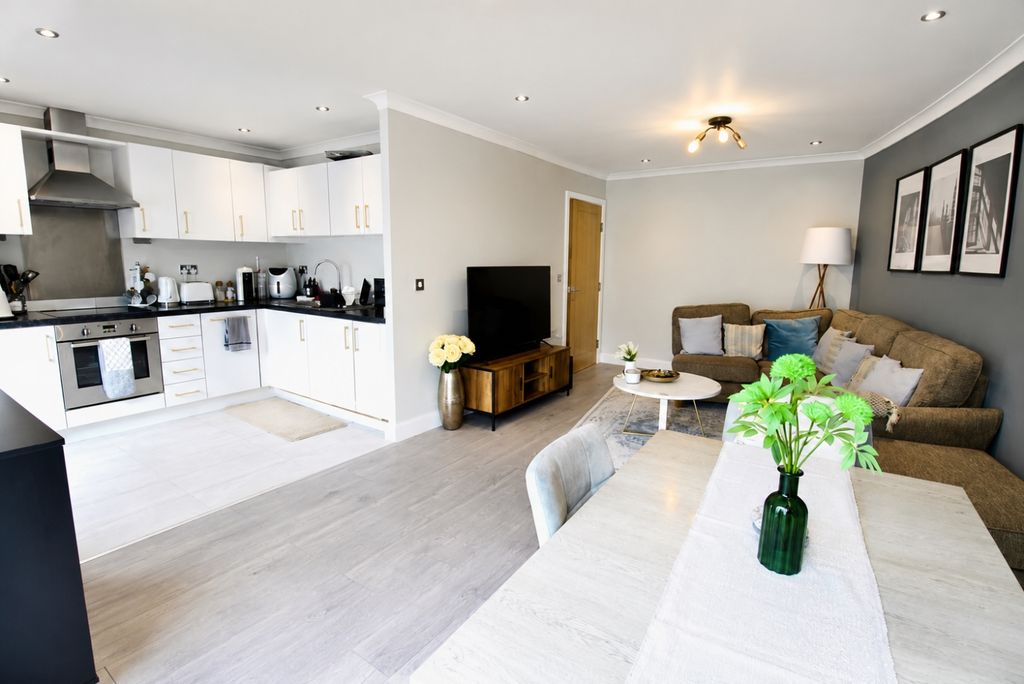 Property photo 2 of 10 40F06211-219d-41Ab-A186-935c0d1d6024