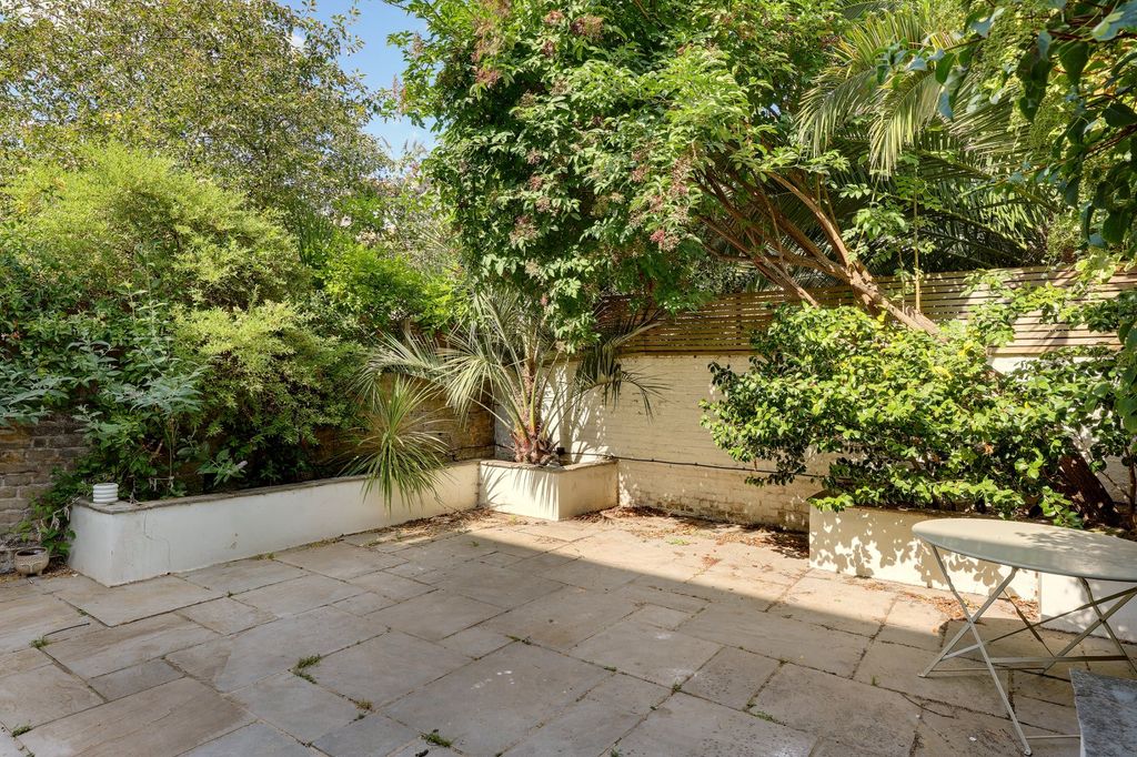 Property photo 3 of 18 Garden