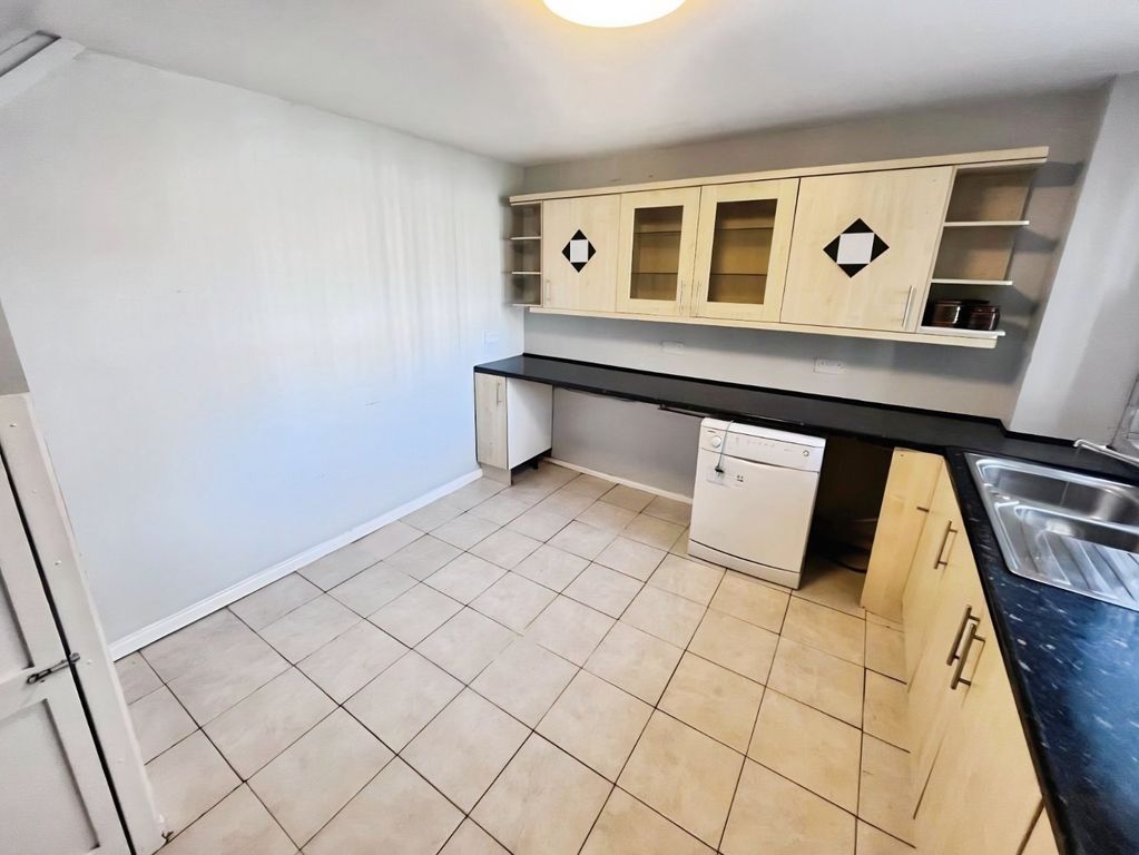 Property photo 2 of 9 Kitchen