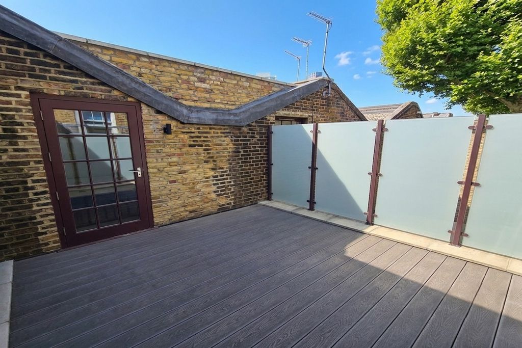 Property photo 1 of 11 Modern 2 Bedroom Apartment With Terrace