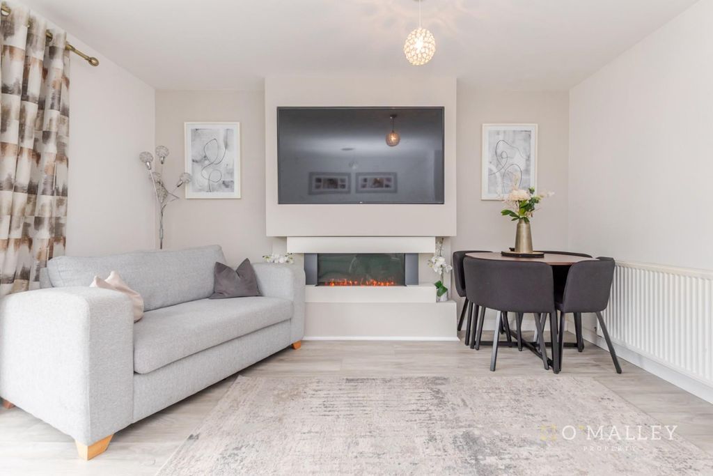 Property photo 3 of 17 Lounge