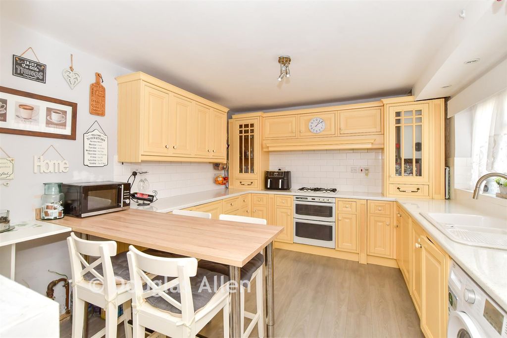 Property photo 3 of 10 Kitchen