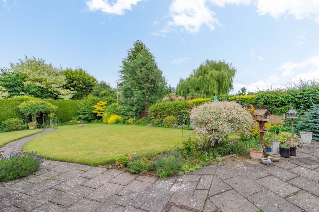 Property photo 2 of 19 Back Garden Emilydimelowewemovewhitchurchandnantwi
