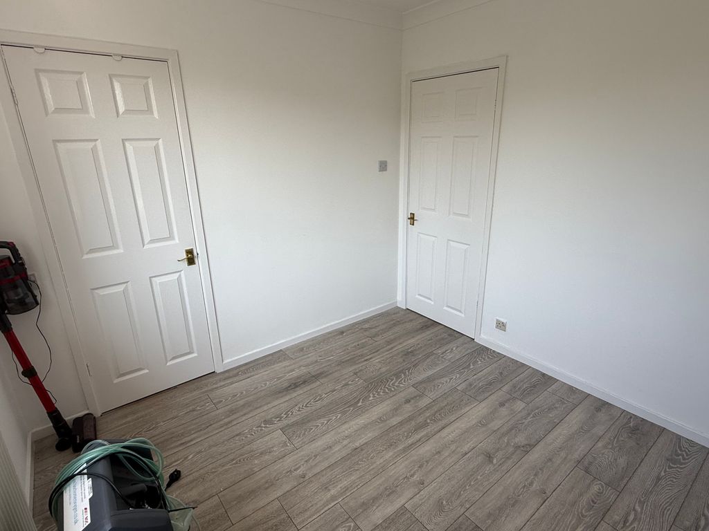 Property photo 3 of 10 Bedroom 2