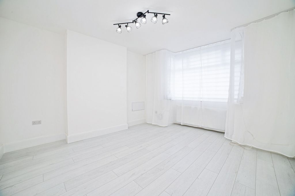 Property photo 3 of 20 Pbox-Img.Jpg