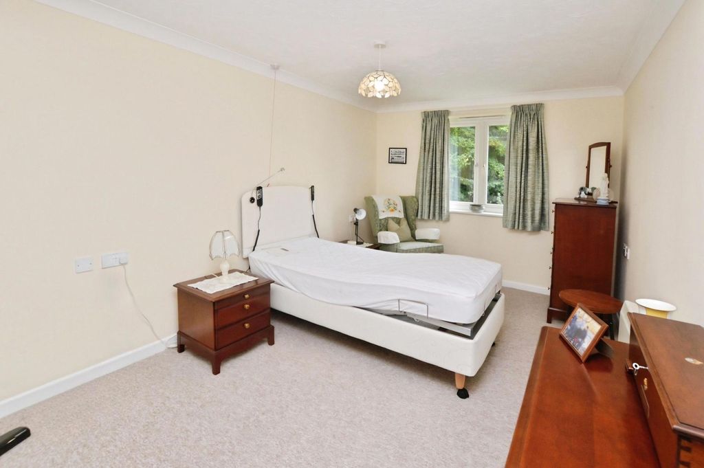 Property photo 3 of 10 Bedroom 1