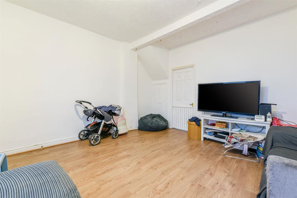 Property photo 3 of 13 Lounge