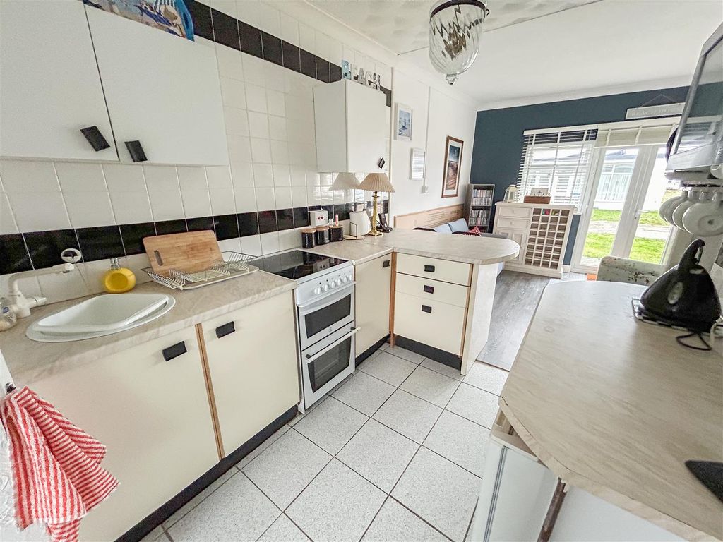 Property photo 3 of 11 Kitchen