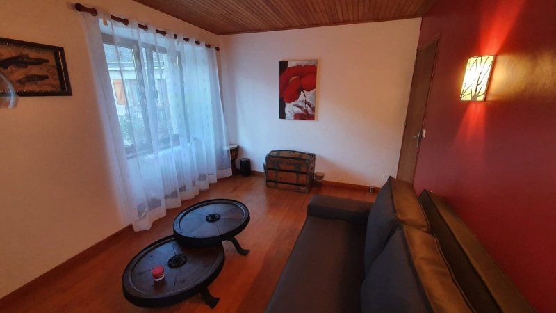 Property photo 2 of 11 Red Bedroom