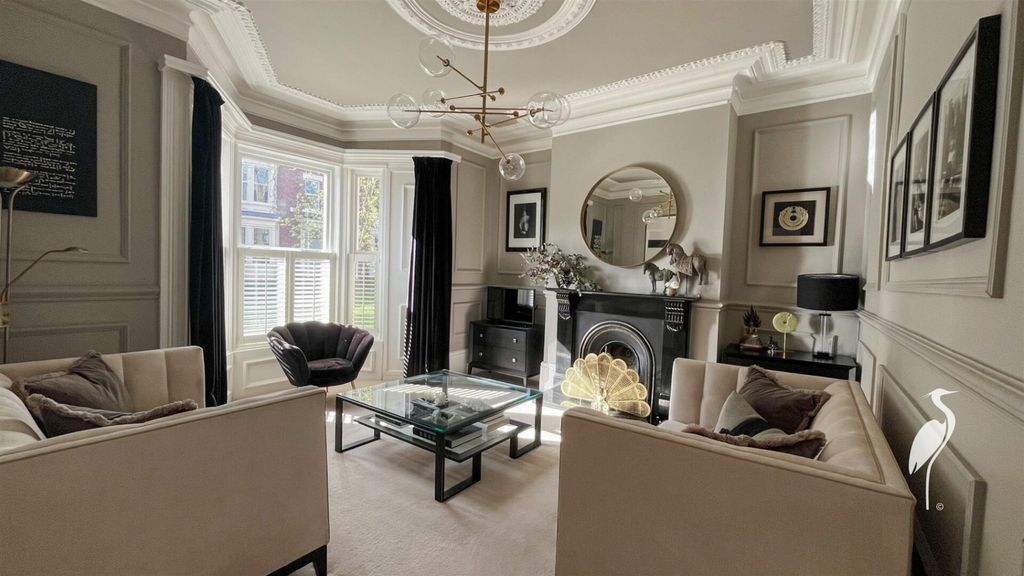 Property photo 2 of 34 Lounge