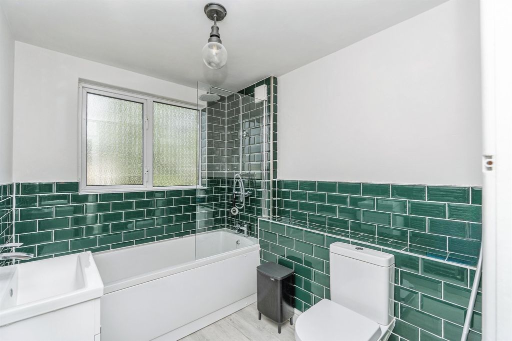 Property photo 2 of 20