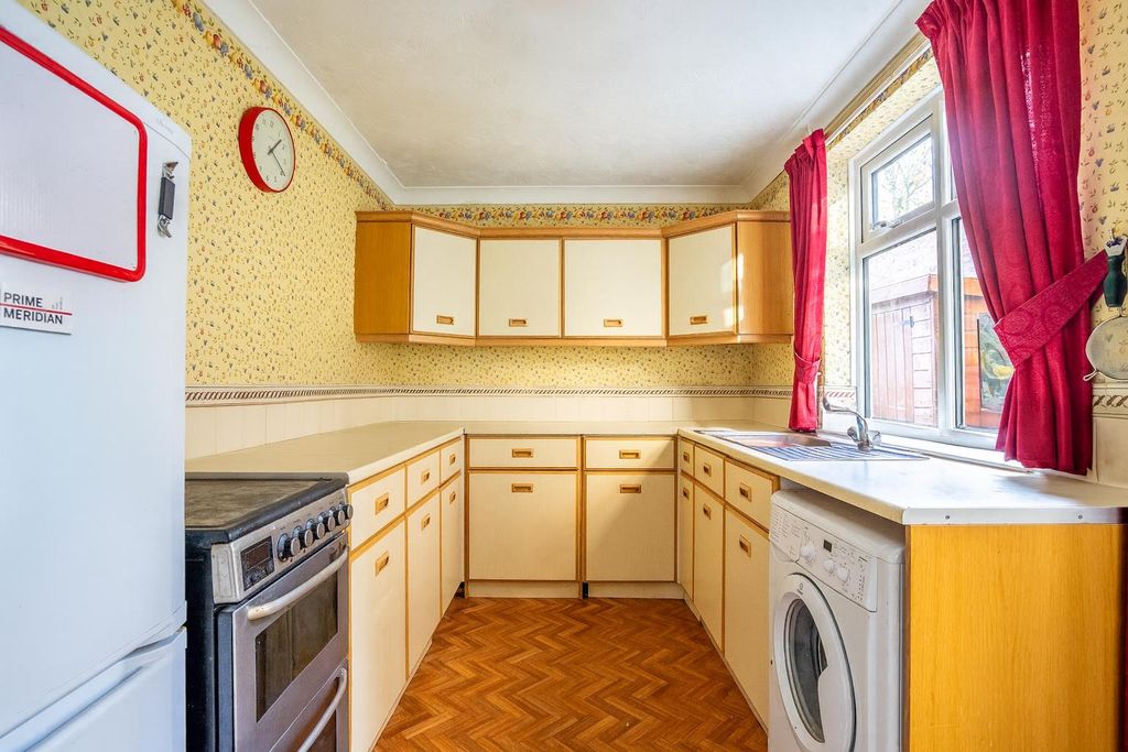 Property photo 3 of 12 Kitchen